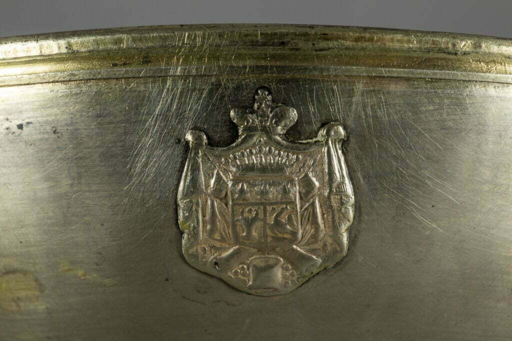 Castronaș de argint din tezaurul MNIR, având reprezentată prima stemă a Principatelor UNite