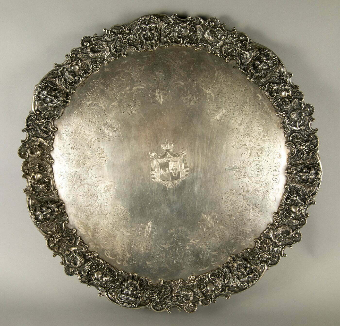 Platou de argint, circular, cizelat cu arabescuri,având în centru stema Principatelor Unite, care i-a aparținut domnitorului Alexandru Ioan Cuza