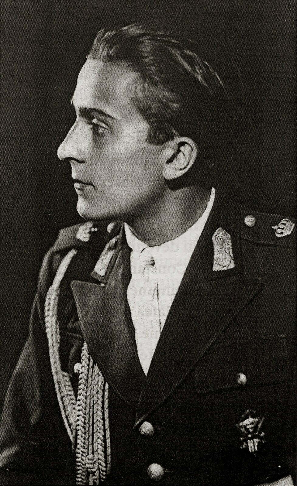 Mircea Carp, elev al Liceului Militar ,,Nicolae Filipescu’’ de la Mănăstirea Dealu, începutul anilor 1940.