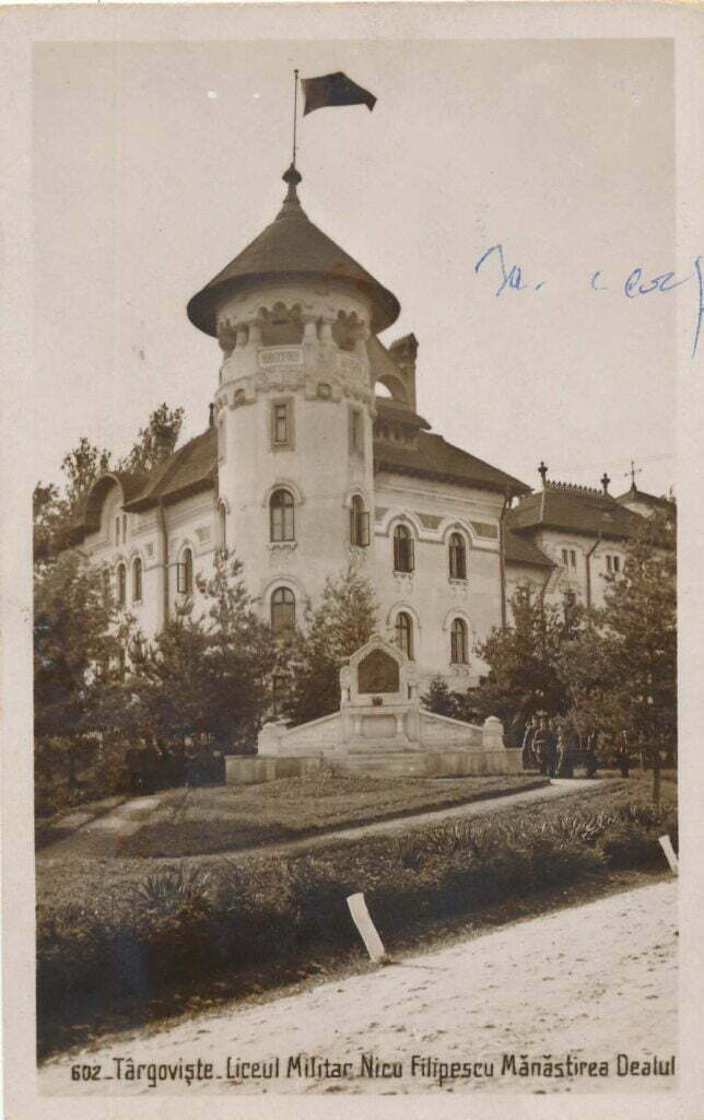 Liceul Militar ,,Nicolae Filipescu’’ de la Mănăstirea Dealu, perspectivă din apropierea monumentului eroilor și a turnului cu foișor, anii 1930.