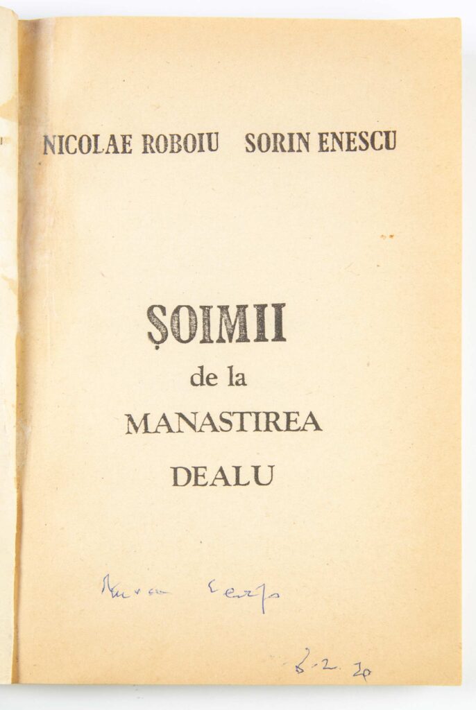 Exemplar din cartea ,,Șoimii de la Mănăstirea Dealu’’ scrisă de Nicolae Roboiu și Sorin Enescu. Pagina de gardă a fost semnată de Mircea Carp pe 8 februarie 2020.