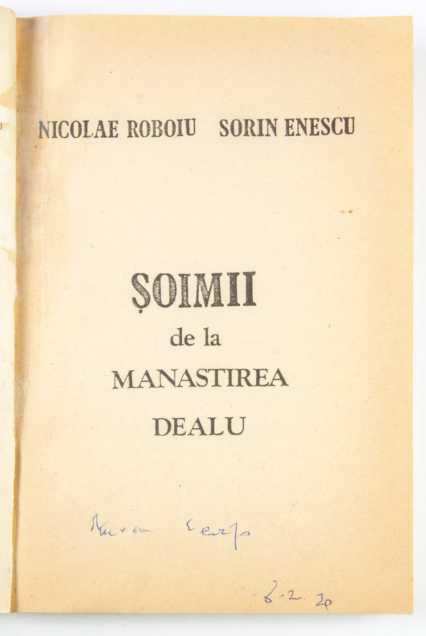 Exemplar din cartea ,,Șoimii de la Mănăstirea Dealu’’ scrisă de Nicolae Roboiu și Sorin Enescu. Pagina de gardă a fost semnată de Mircea Carp pe 8 februarie 2020.