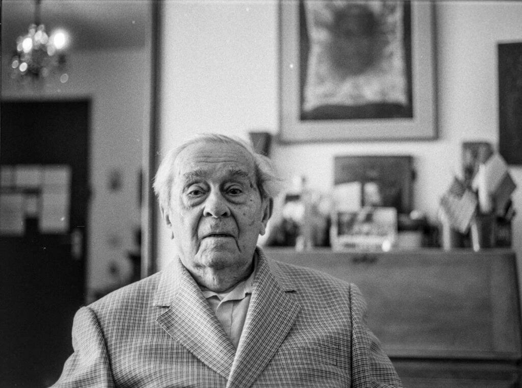 Mircea Carp, fotografiat de  Octavian Bâlea cu o cameră Rolleiflex din 1940, 9 august 2022