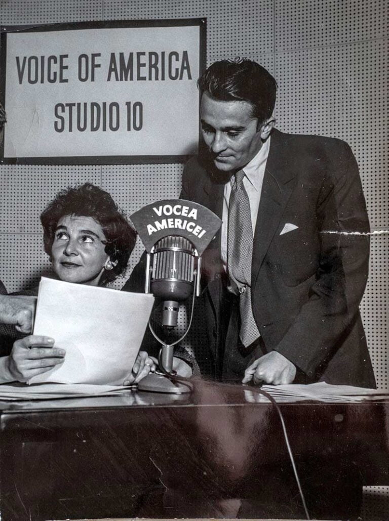 Mircea Carp împreună cu Ioana Razi în studioul 10 al Radio Vocea Americii, 1960 (colecția familiei Carp).