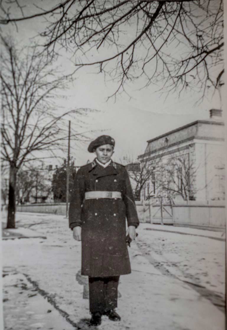 Mircea Carp fotografiat în primul an de studii la Liceul Militar ,,General George Macarovici’’ din Iași, 1936 (colecția familiei Carp).