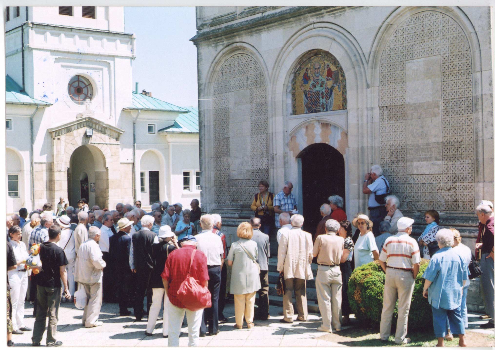 Mircea Carp, vorbind la o întâlnire a absolvenților Liceului Militar ,,Nicolae Filipescu’’, organizată de domnul colonel Ioan Mexi la Mănăstirea Dealu, începutul anilor 2000 (colecția colonel Ioan Mexi).