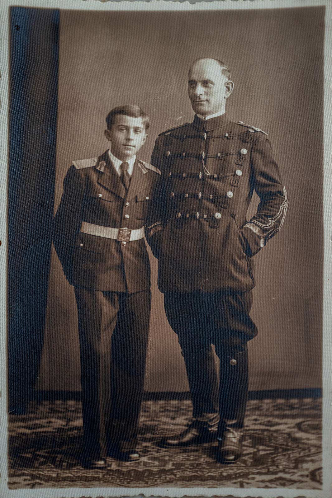 Tânărul elev militar Mircea Carp, împreună cu ofițerul de carieră Constantin Carp (colecția familiei Carp).