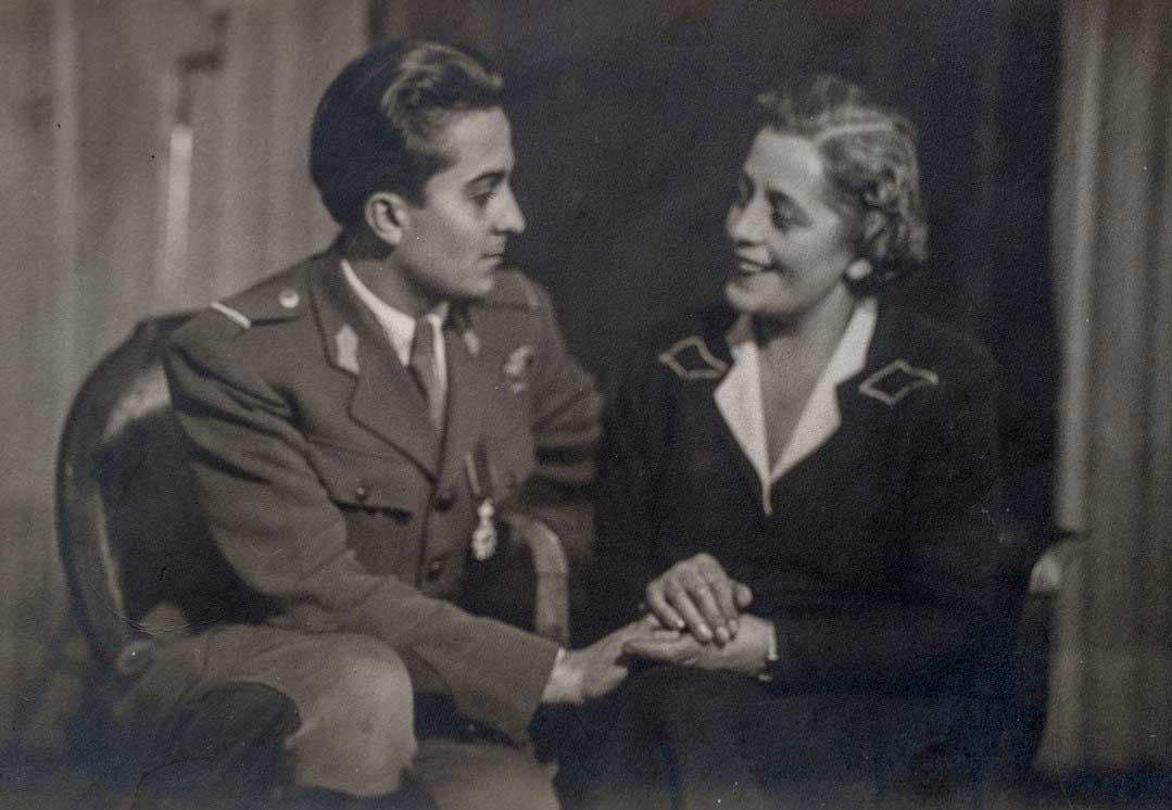 Mircea Carp fotografiat alături de mama sa la finalul războiului (colecția familiei Carp).