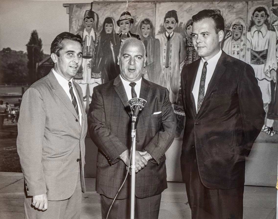 Mircea Carp, împreună cu doi reprezentanți ai comunității românești din Pittsburg, statul Pennsylvania, începutul anilor 1960 (colecția familiei Carp).