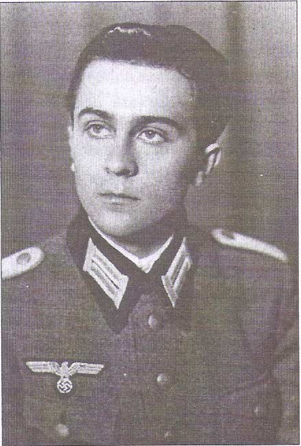 Mircea Carp, sublocotenent instructor la Regimentul 18 tancuri în primăvara anului 1944 (colecția familiei Carp).