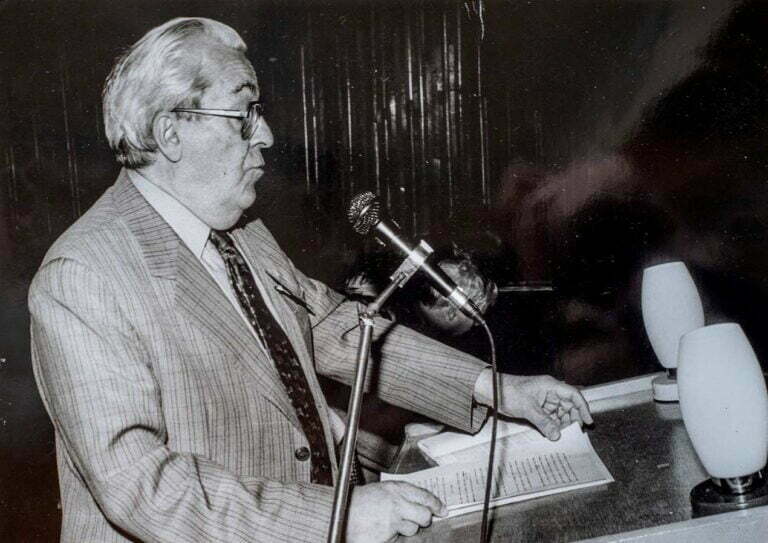 Mircea Carp vorbind la întâlnirea organizației Românilor de Pretutindeni, București 1992 (colecția familiei Carp).