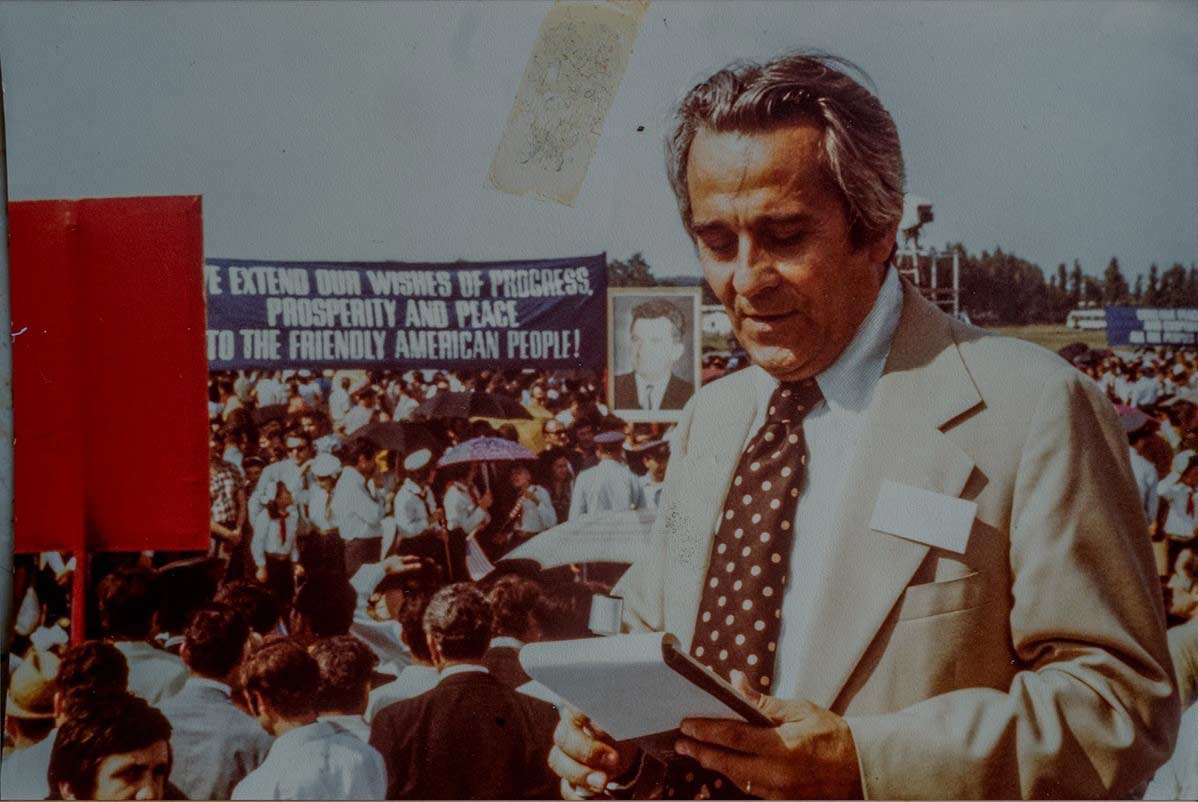 Mircea Carp, corespondent special al Radio Vocea Americii, așteptând sosirea președintelui american Richard Nixon pe Aeroportul Internațional ‘’Henri Coandă’’, Otopeni, 2 august 1969 (colecția familiei Carp).