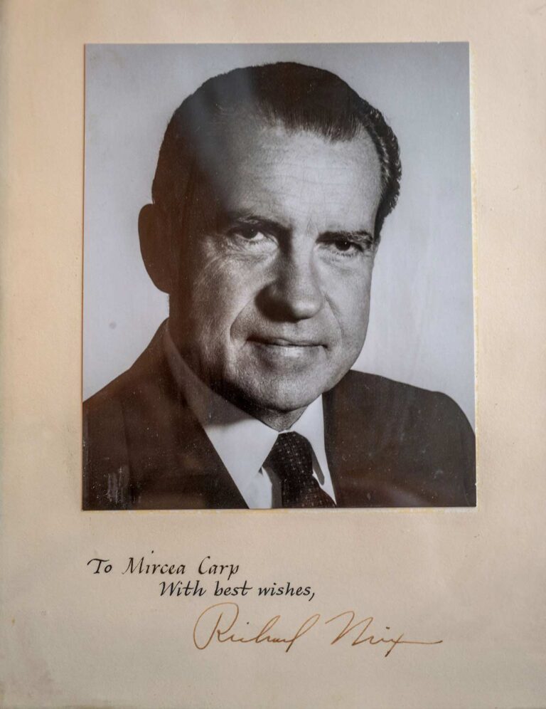 Fotografie portret a președintelui Richard Nixon, oferită cu dedicație lui Mircea Carp, anii 1970 (colecția familiei Carp).