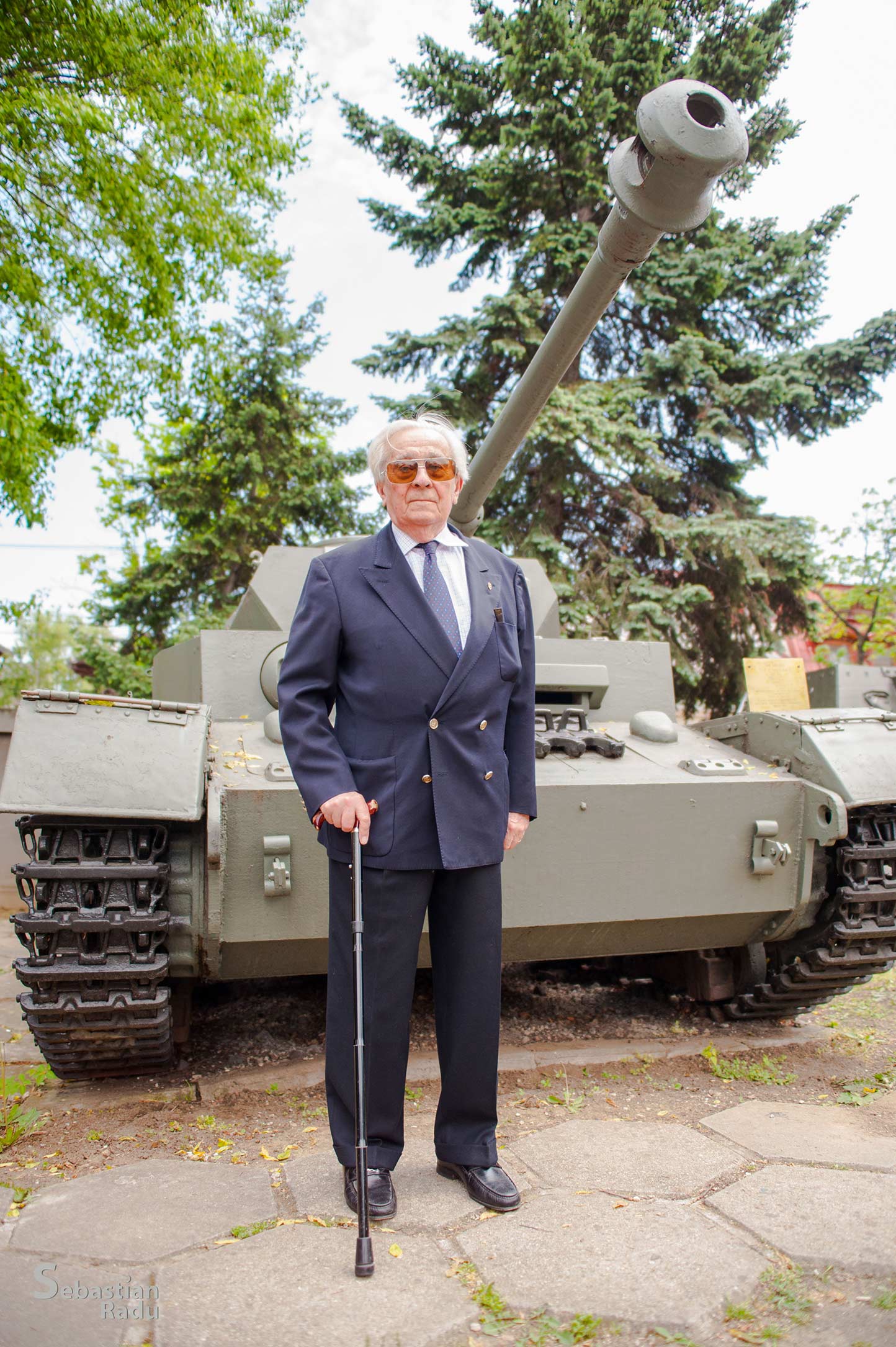 Mircea Carp, ofițer de tancuri și veteran de război, fotografiat în fața unui Panzer IV, model J, în timpul evenimentului cultural Zilele Muzeului Militar Național, 9 mai 2015 (foto credit Sebastian Radu).