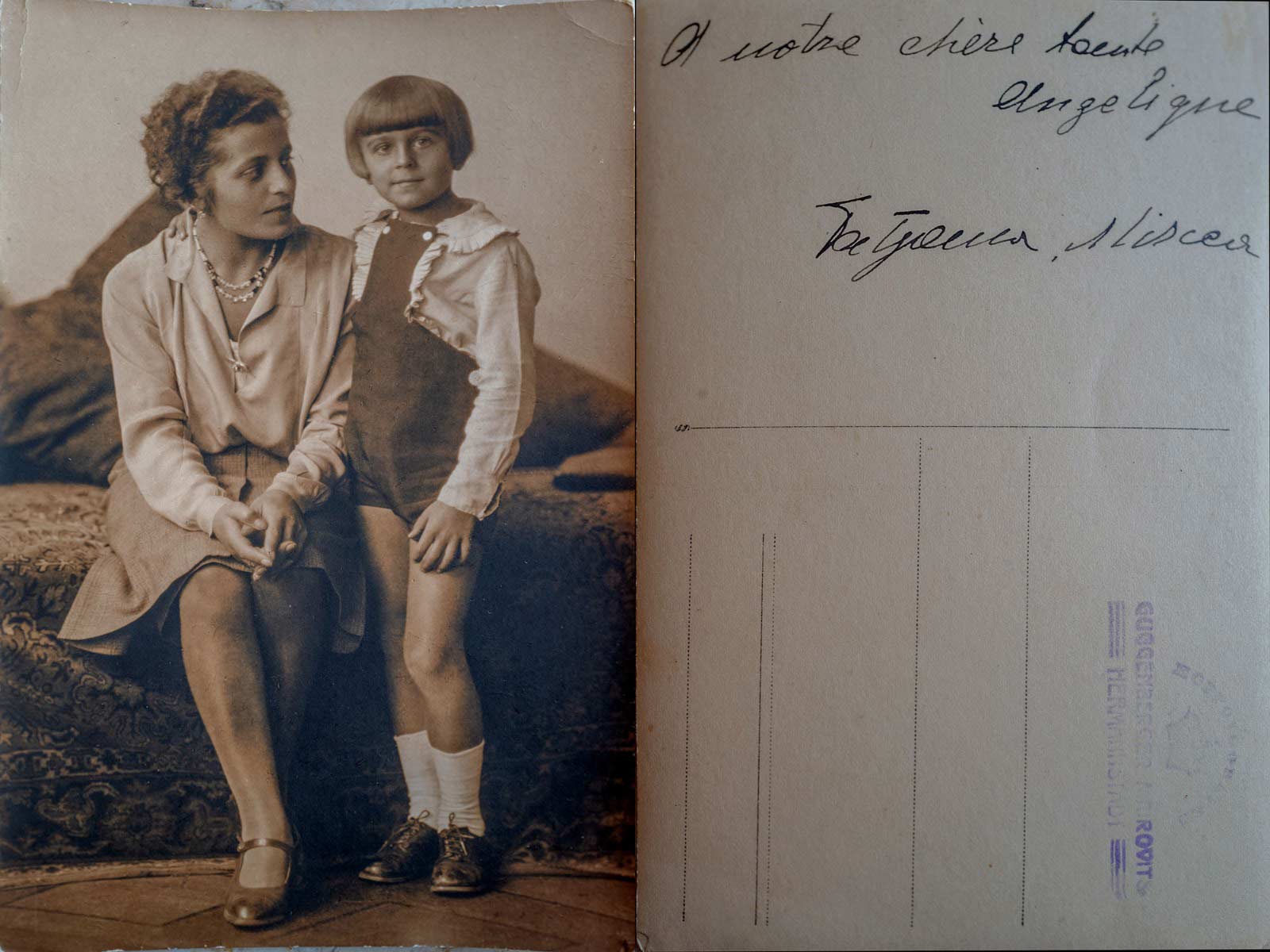 Mircea Carp alături de mama sa Ecaterina la Sibiu, începutul anilor 1930 (colecția familiei Carp).