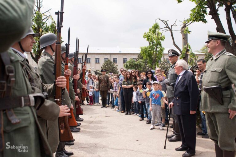 Păstrători ai tradițiilor militare germane prezentând onorul lui Mircea Carp în timpul evenimentului cultural Zilele Muzeului Militar Național, 9 mai 2015 (foto credit Sebastian Radu).