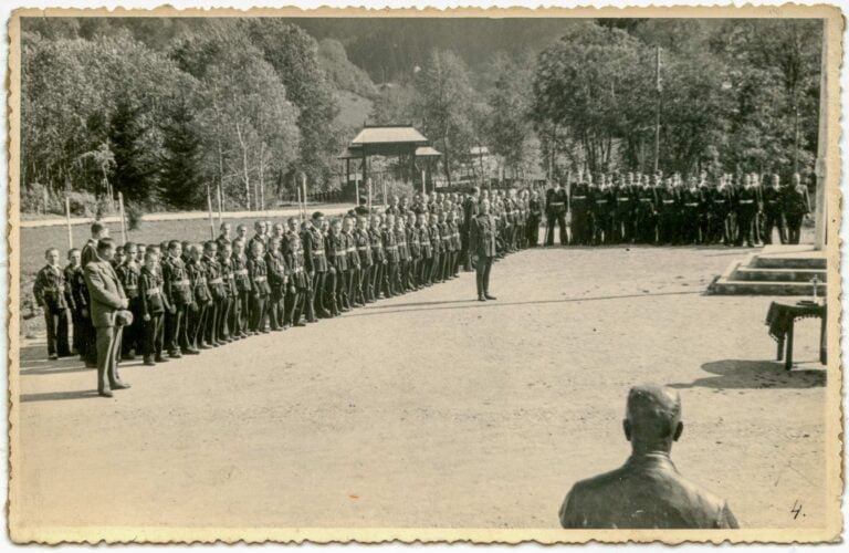 Ofițeri, profesori și elevi ai colegiului, participând la o ceremonie religioasă la Predeal, 1941 (colecția colonel Ioan Mexi).