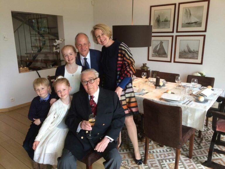 Mircea Carp în mijlocul familiei sale: Thomas, Sandra, Emma, Mihai și Merete, 2017 (colecția familiei Carp).