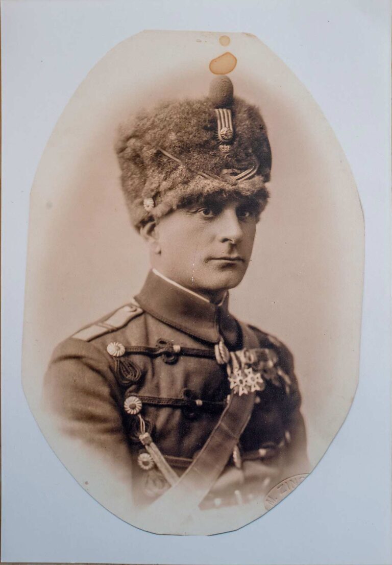 Constantin Carp, locotenent-colonel de cavalerie în uniforma de ceremonie, anii 1930 (colecția familiei Carp).