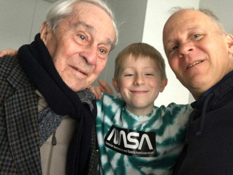 Mircea Carp împreună cu nepotul Thomas și fiul său Mihai, 2021 (colecția familiei Carp).