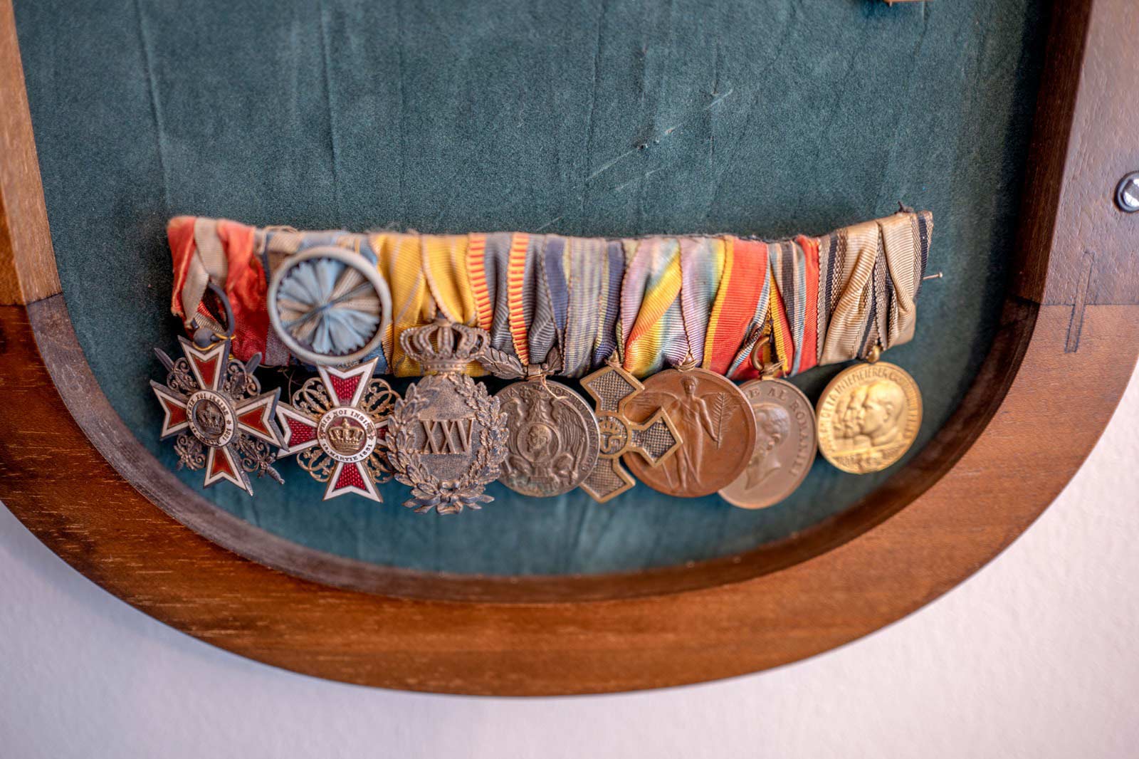 Distincții care au fost oferite ofițerului Constantin Carp, participant la al Doilea Război Balcanic și Primul Război Mondial (credit foto Octavian Bâlea).