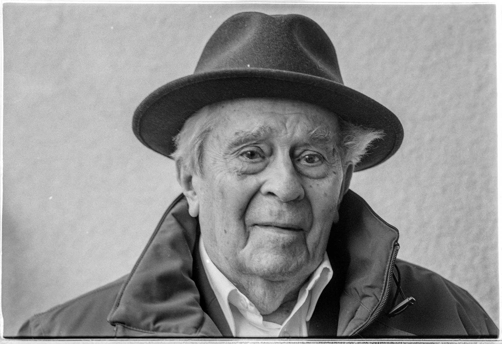 Fotografii portret ale jurnalistului Mircea Carp la vârsta centenarului, realizate cu un aparat de fotografiat Leica M6 cu APO-summicron 90 mm., pe peliculă Ilford, 25 martie 2023 München. Credit foto: Octavian Bâlea.