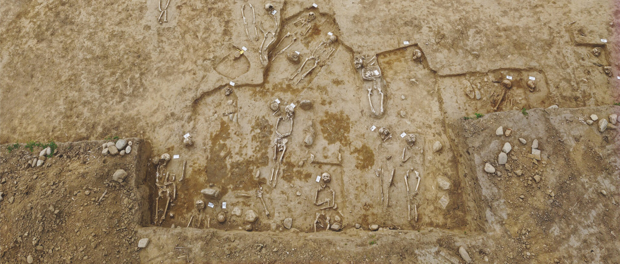 Situl 3 km 74+950 - km 75+400 (Rudeni): sat și cimitir secolele XV-XVI (116 morminte), habitat și zonă funerară de la finalul primei epoci a fierului, aprox. 500 a.Chr.;