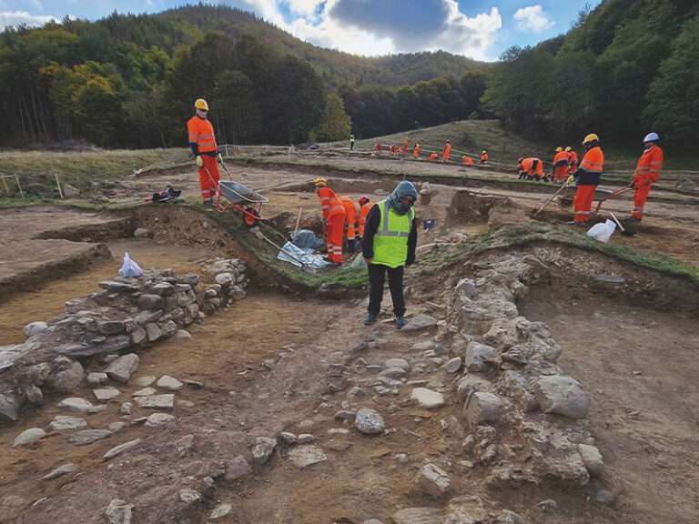 Sapaturile au identificat si ruinele câtorva chilii cu bază de piatră