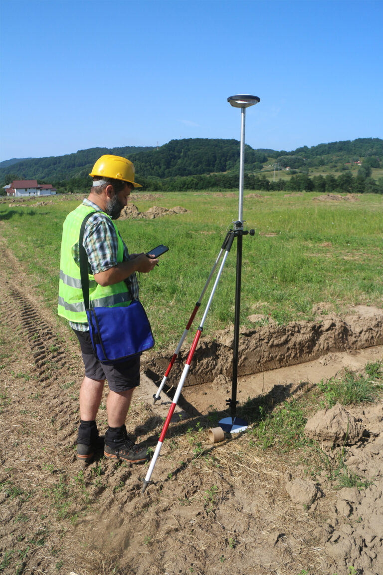 Echipamente utilizate în achiziția de date pentru GIS. GNSS (Global Navigation Satellite System) de înaltă precizie