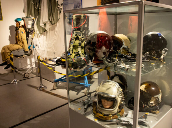 „MAI IUTE CA MOARTEA. 70 de ani de la prima catapultare a unui pilot militar român”, la MNIR