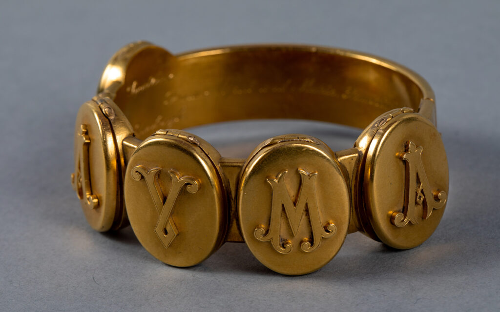 Exponatul lunii octombrie - Brățara Principesei Maria de Edinburgh - MNIR