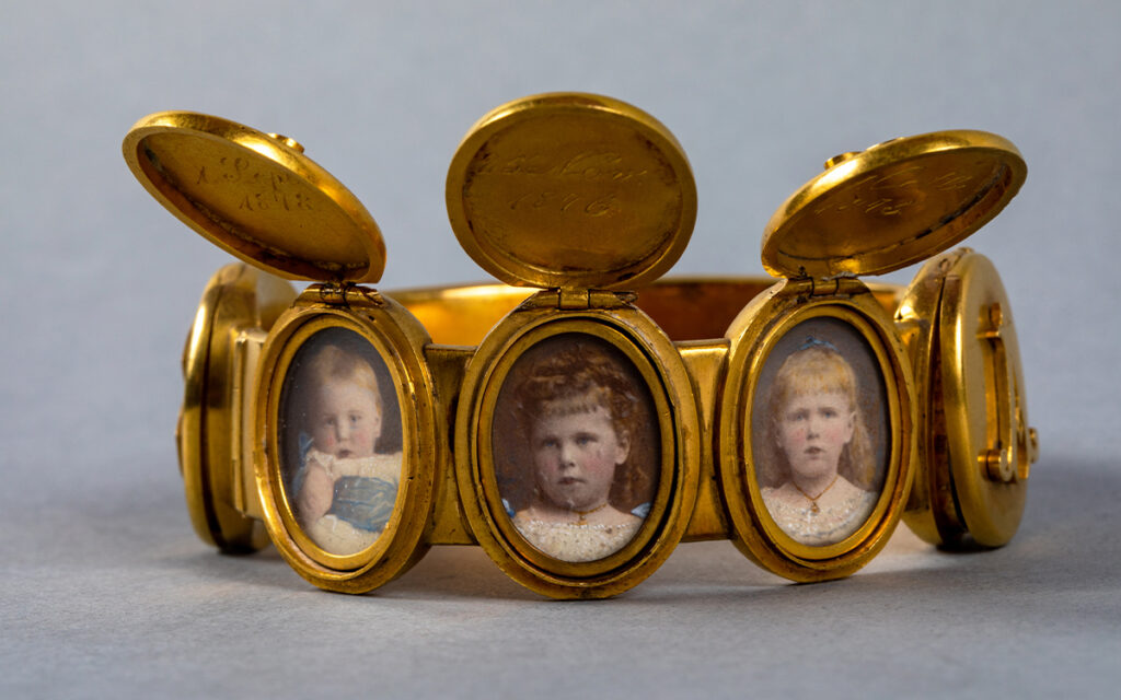 Exponatul lunii octombrie - Brățara Principesei Maria de Edinburgh - MNIR