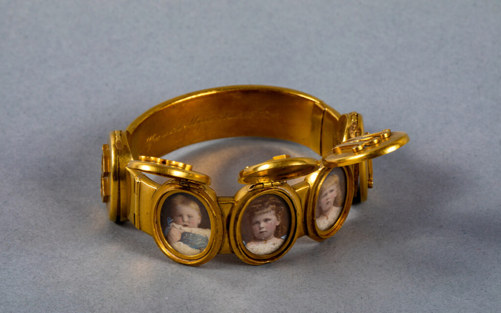 Exponatul lunii octombrie - Brățara Principesei Maria de Edinburgh - MNIR