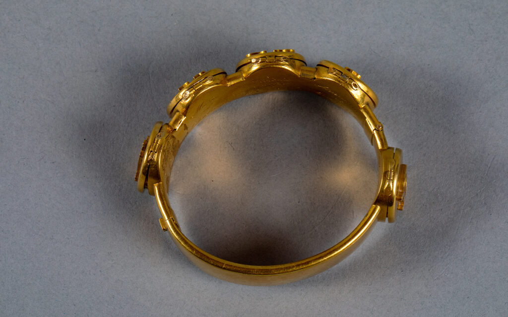 Exponatul lunii octombrie - Brățara Principesei Maria de Edinburgh - MNIR