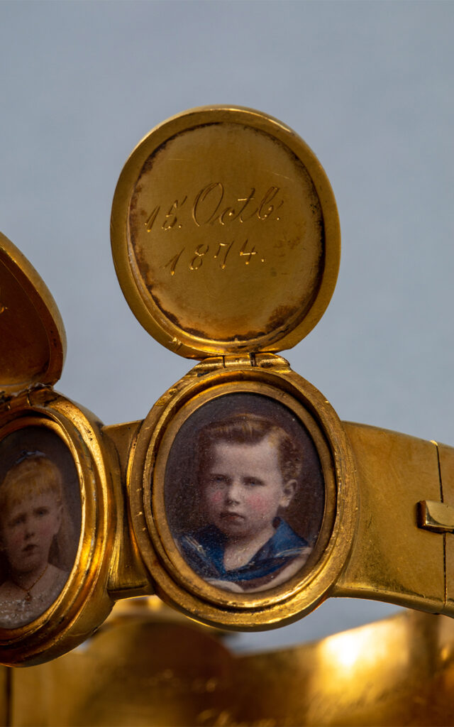 Exponatul lunii octombrie - Brățara Principesei Maria de Edinburgh - MNIR