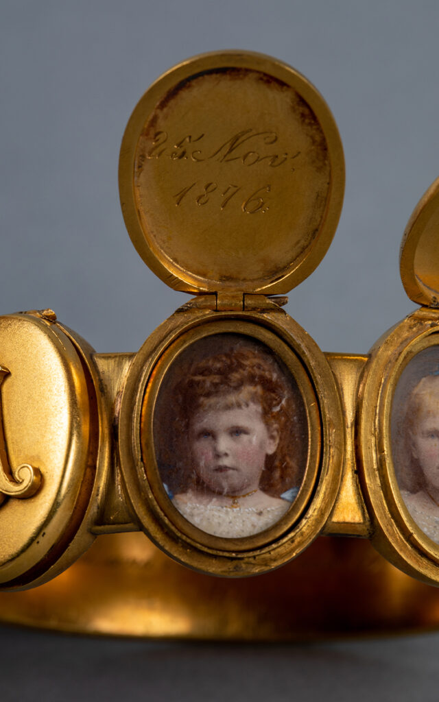 Exponatul lunii octombrie - Brățara Principesei Maria de Edinburgh - MNIR