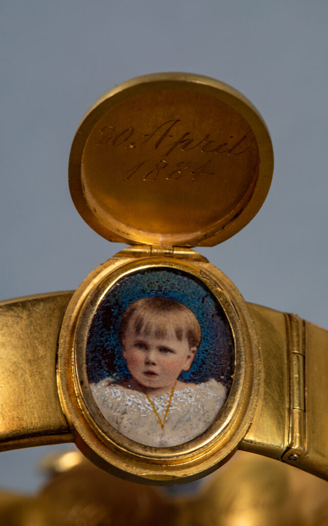 exponatul lunii octombrie - Brățara Principesei Maria de Edinburgh - MNIR